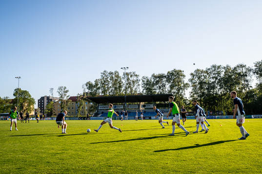 Ängelholms spelare värmer upp