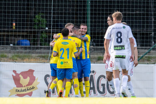 Eskilsminne IFs Lucas Ohlander jublar med lagkamrater