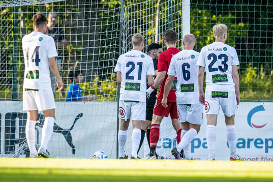 Ängelholms spelare i samtal med domare George Jansizian