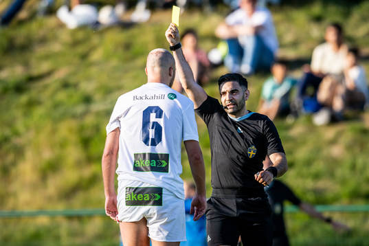 Domare George Jansizian ger gult kort till Ängelholms