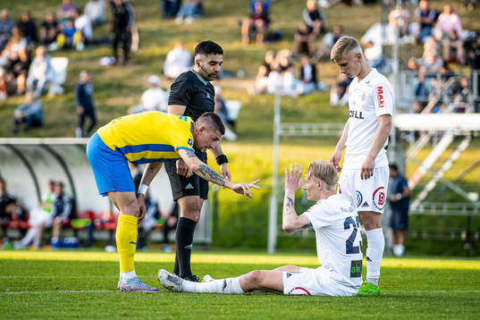 Eskilsminne IFs André Reinholdsson och domare George