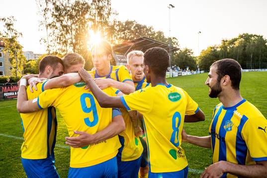 Eskilsminne IFs André Reinholdsson jublar med lagkamrater