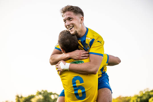 Eskilsminne IFs Casper Seger och Danijal Omanovic jublar