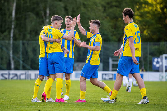 Eskilsminne IFs Hampus Stoltz jublar med lagkamrater