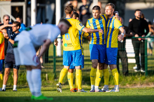 Eskilsminne IFs André Reinholdsson jublar med lagkamrater