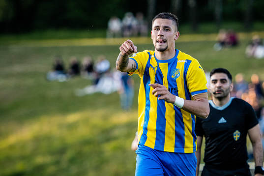 Eskilsminne IFs André Reinholdsson jublar