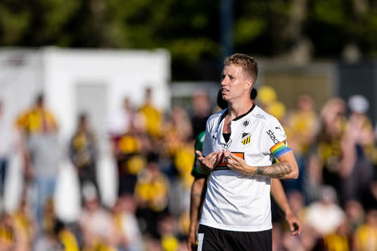 Häckens Samuel Gustafson med sönderdragen tröja
