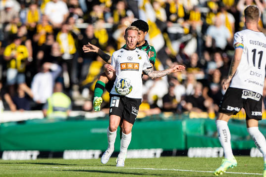 Häckens Mikkel Rygaard Jensen och Varbergs Luke Le Roux