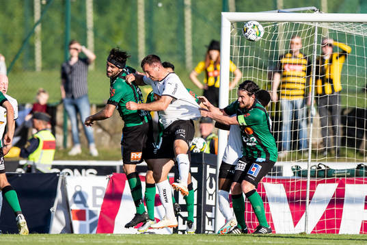 Varbergs Oliver Stanisic och Robin Tranberg mot Häckens