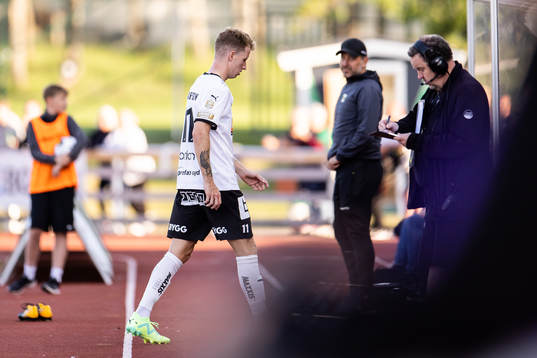 Häckens Samuel Gustafson lämnar planen