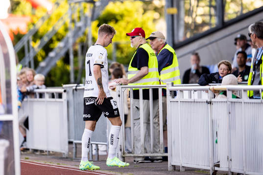 Häckens Samuel Gustafson lämnar planen