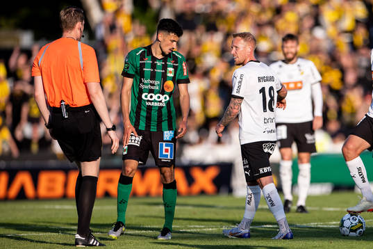 Varbergs Dion Krasniqi och Häckens Mikkel Rygaard Jensen