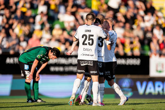 Häckens Momodou Lamin Sonko jublar med lagkamrater