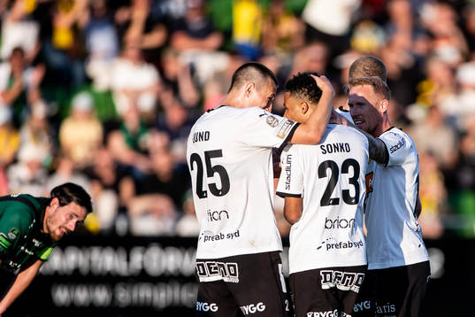 Häckens Momodou Lamin Sonko jublar med lagkamrater
