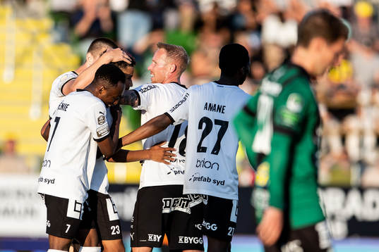 Häckens Momodou Lamin Sonko jublar med lagkamrater