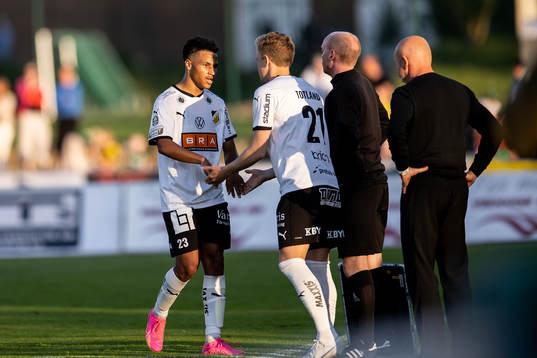 Häckens Momodou Lamin Sonko byter med Tomas Olai Totland