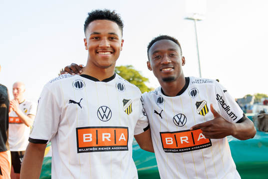 Häckens Momodou Lamin Sonko och Benie Adama Traore jublar