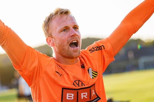 Häckens målvakt Peter Abrahamsson jublar