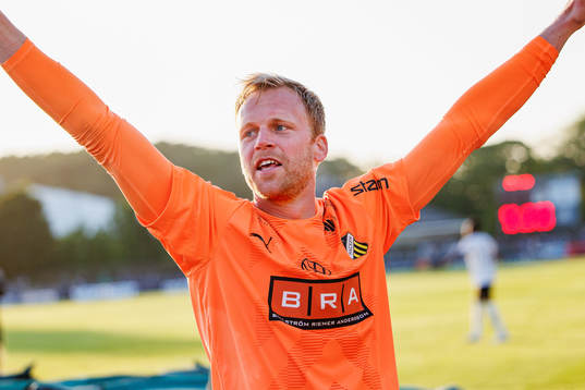 Häckens målvakt Peter Abrahamsson jublar