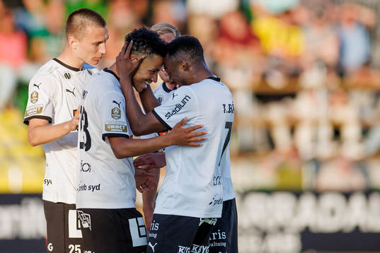 Häckens Momodou Lamin Sonko och Benie Adama Traore jublar