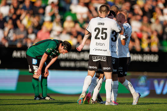 Häckens spelare jublar