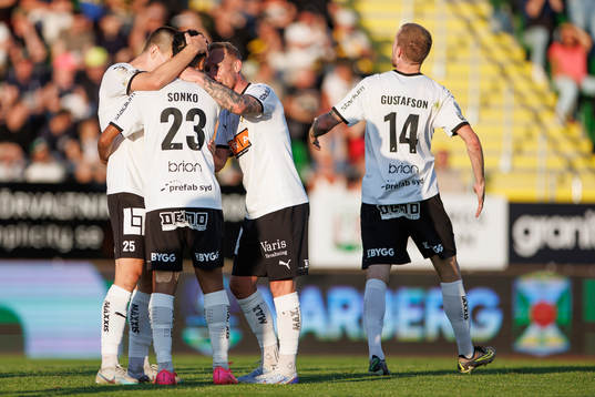 Häckens spelare jublar