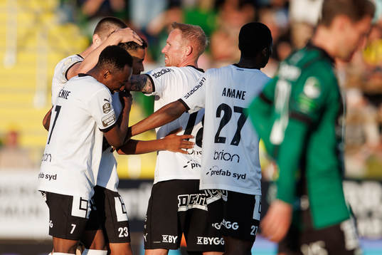 Häckens spelare jublar