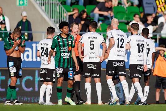 Domare Oscar Johnson i diskussion med Häckens spelare