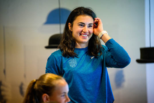 Zecira Musovic håller ett föredrag