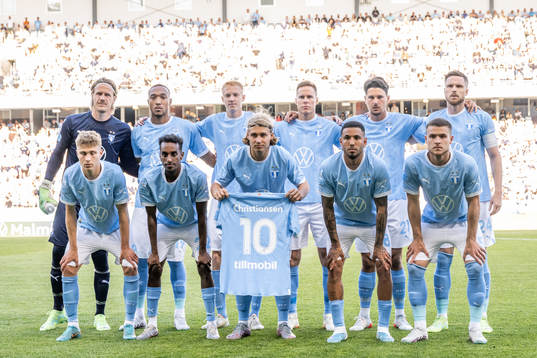 Malmö FFs spelare ställer upp för en lagbild med en