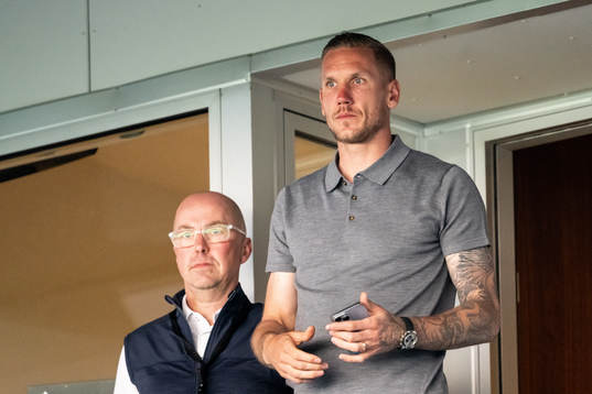 Robin Olsen på läktaren och Malmö FFs Ola Gällstad