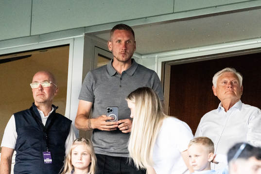 Robin Olsen på läktaren och Malmö FFs Ola Gällstad