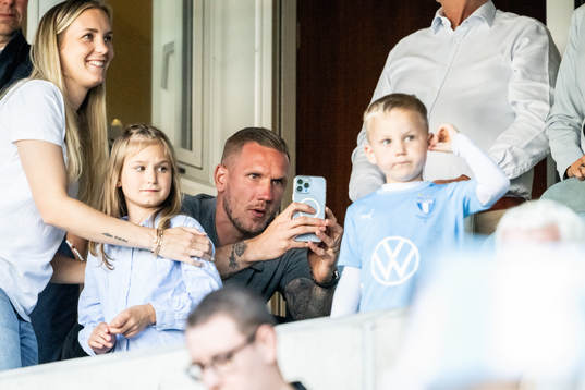 Robin Olsen med familj på läktaren