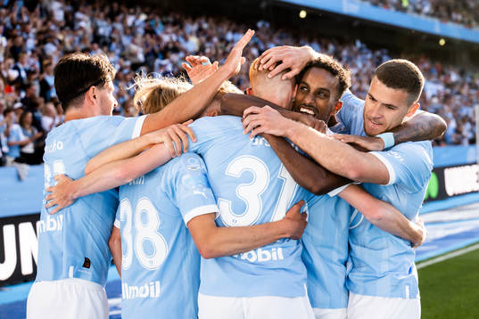 Malmö FFs Hugo Larsson jublar med lagkamrater