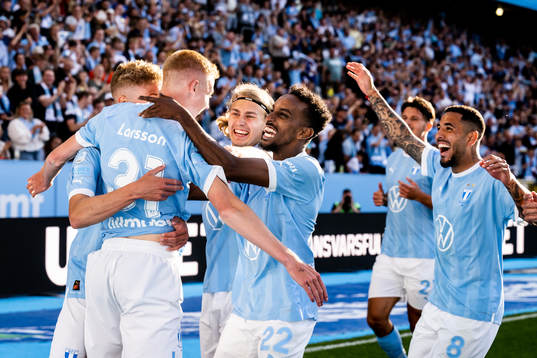 Malmö FFs Hugo Larsson jublar med lagkamrater