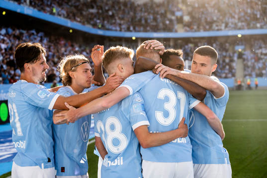 Malmö FFs Hugo Larsson jublar med lagkamrater