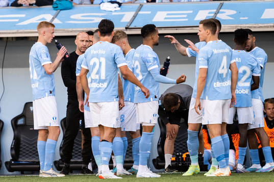 Malmö FFs tränare Henrik Rydström i samtal med spelarna