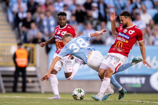 Malmö FFs Hugo Bolin faller i straffområdet