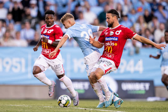 Malmö FFs Hugo Bolin faller i straffområdet