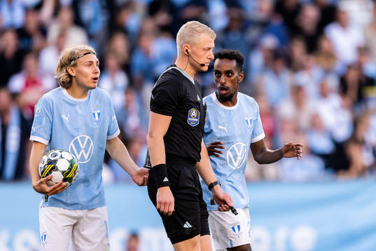 Malmö FFs Taha Ali och Sebastian Nanasi i diskussion med