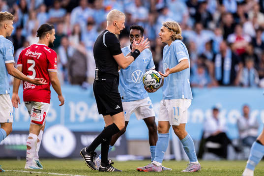 Malmö FFs Taha Ali och Sebastian Nanasi i diskussion med