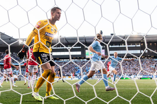 Degerfors målvakt Jonas Olsson deppar och Malmö FFs Hugo