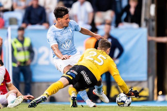 Malmö FFs Stefano Vecchia mot Degerfors målvakt Jonas