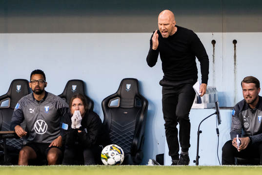 Malmö FFs tränare Henrik Rydström reagerar