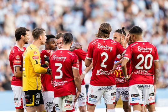 Degerfors spelare samlas