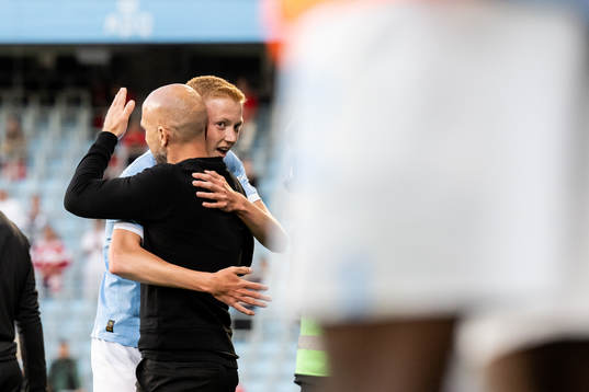 Malmö FFs Hugo Larsson kramas om av tränare Henrik