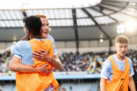 Malmö FFs Hugo Larsson kramas om av Taha Ali när han byts