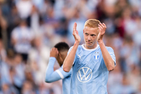 Malmö FFs Hugo Larsson tackar publiken när han byts ut