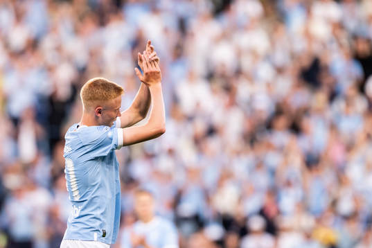 Malmö FFs Hugo Larsson tackar publiken när han byts ut