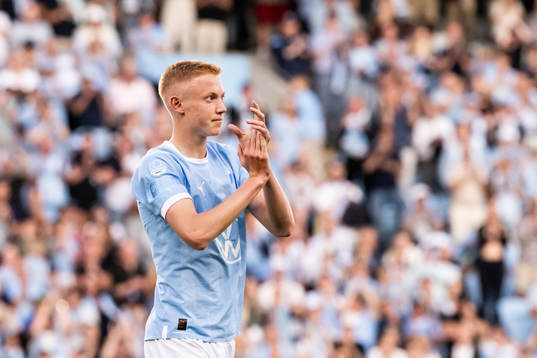 Malmö FFs Hugo Larsson tackar publiken när han byts ut